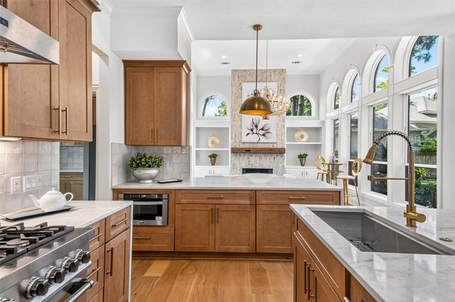 46 Pebble Cove Drive, The Woodlands, TX 77381