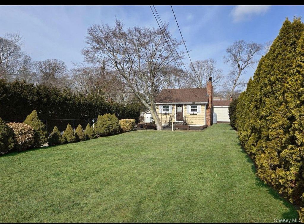 9 Inwood Avenue, Selden, NY 11784