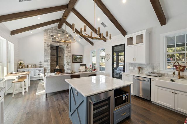 810-2 Kothmann RD, Dripping Springs, TX 78620