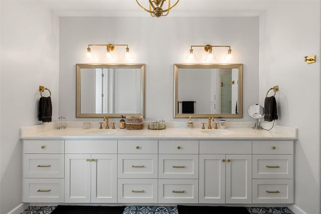 810-2 Kothmann RD, Dripping Springs, TX 78620