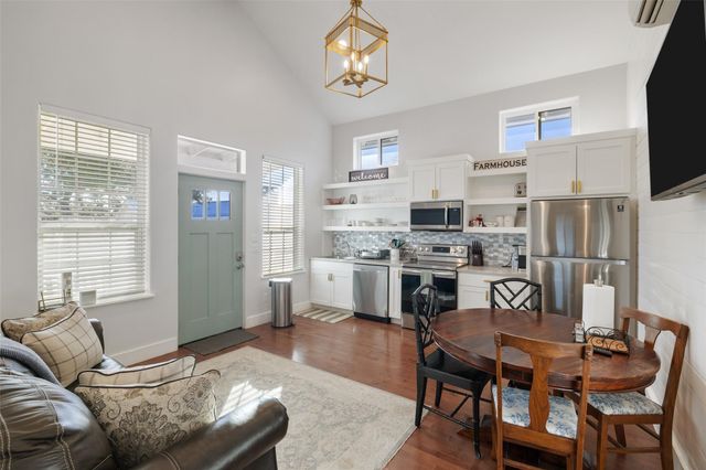 810-2 Kothmann RD, Dripping Springs, TX 78620