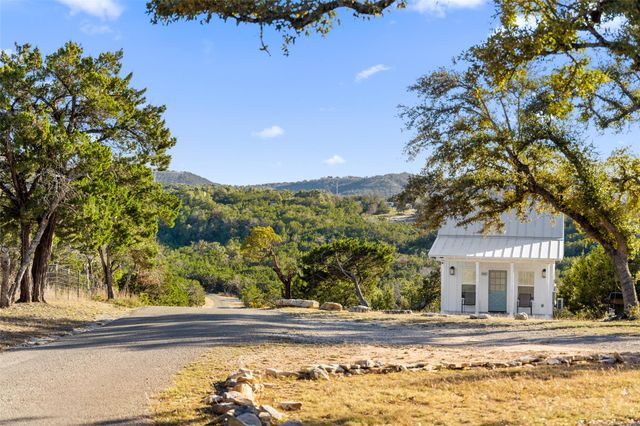 810-2 Kothmann RD, Dripping Springs, TX 78620