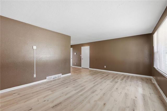10504 Corrington Avenue, Kansas City, MO 64134