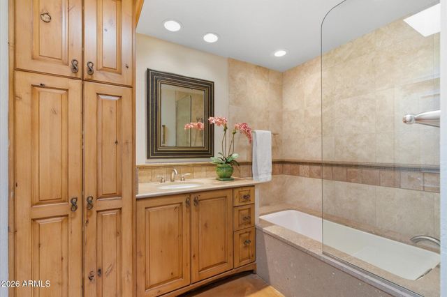 5652 N SCOTTSDALE Road, Paradise Valley, AZ 85253