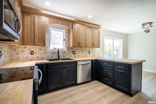 4502 NW SCENIC Drive, Peoria, IL 61615