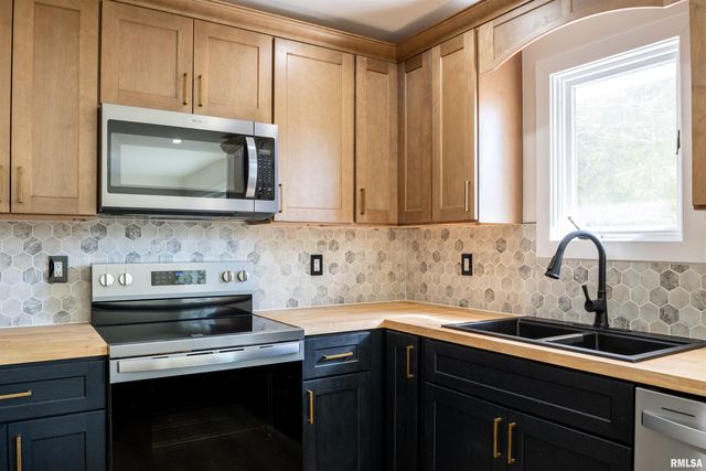 4502 NW SCENIC Drive, Peoria, IL 61615