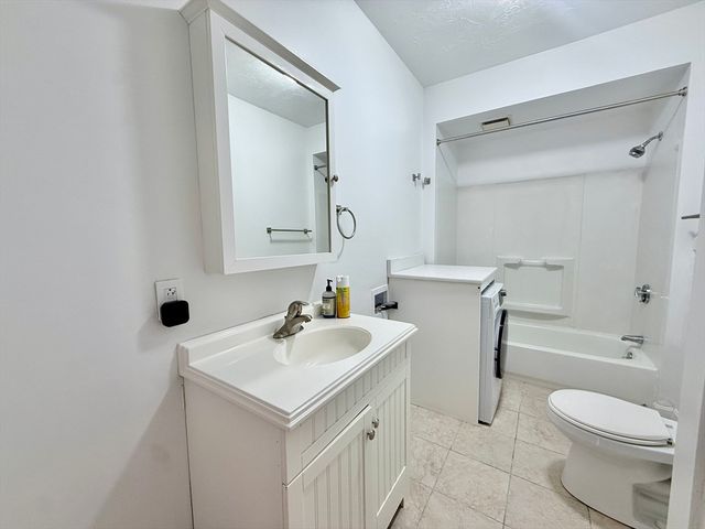 5 Stoneland Rd 2, Worcester, MA 01603