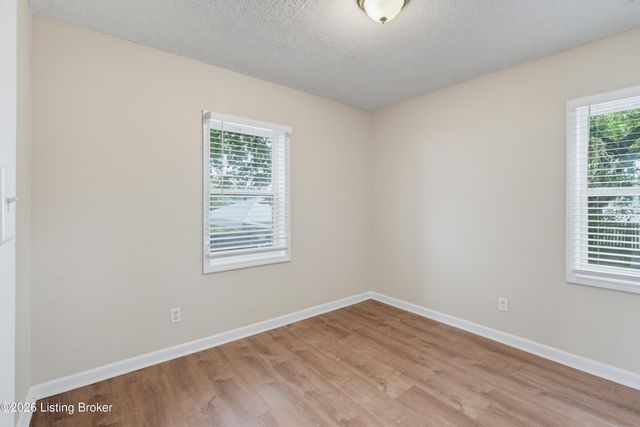 4015 Valley View Dr, Louisville, KY 40216