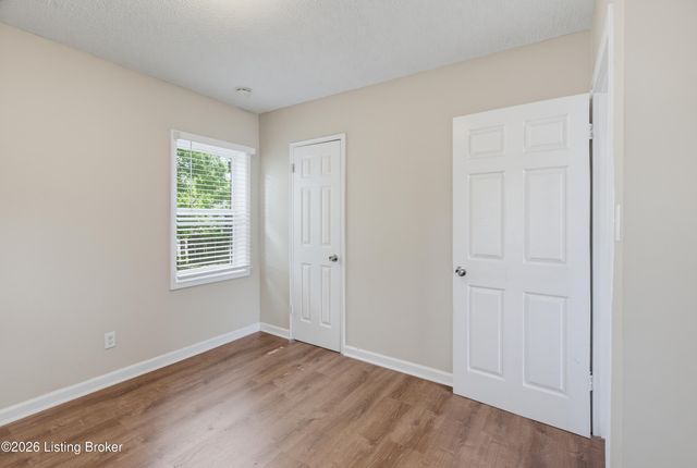 4015 Valley View Dr, Louisville, KY 40216