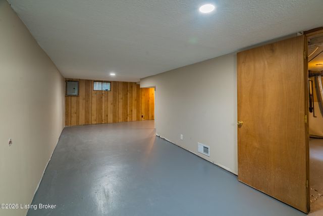 4015 Valley View Dr, Louisville, KY 40216