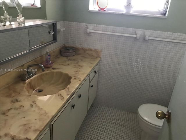 201 NE 14th Ave 1C, Hallandale Beach, FL 33009