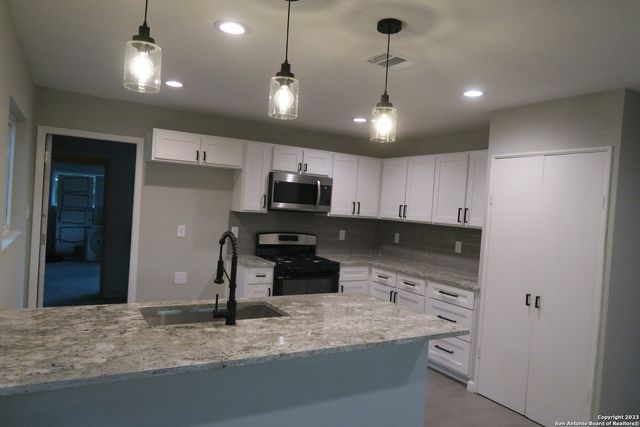 67 WINN AVE, Universal City, TX 78148