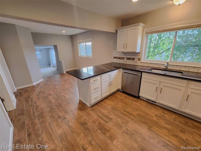 1574 E Woodruff Avenue, Hazel Park, MI 48030