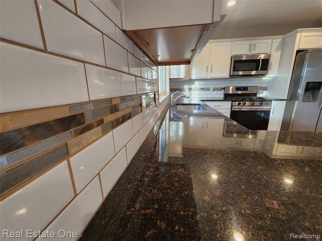 1574 E Woodruff Avenue, Hazel Park, MI 48030