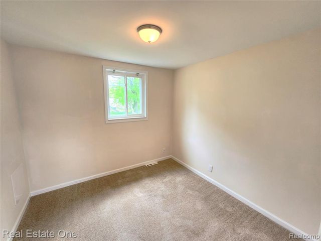 1574 E Woodruff Avenue, Hazel Park, MI 48030