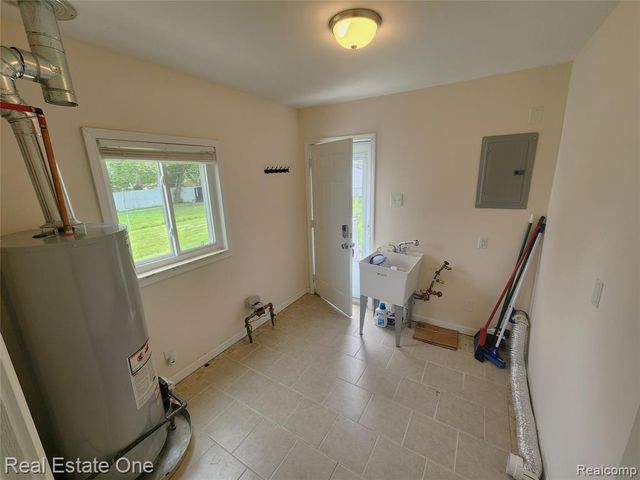 1574 E Woodruff Avenue, Hazel Park, MI 48030