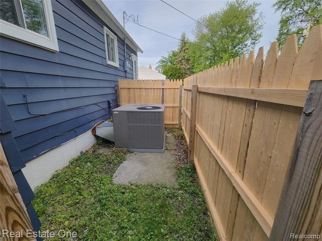 1574 E Woodruff Avenue, Hazel Park, MI 48030