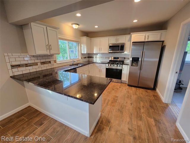 1574 E Woodruff Avenue, Hazel Park, MI 48030