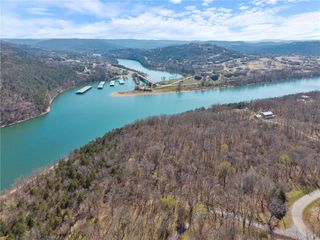 000 Oaks Landing Drive, Eureka Springs, AR 72631