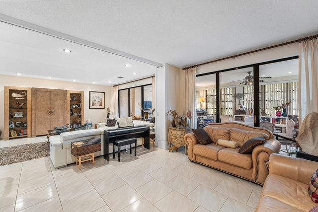 46 Woods Lane, Boynton Beach, FL 33436
