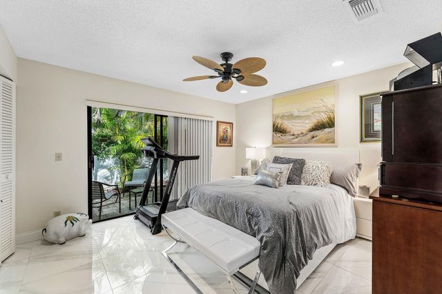 46 Woods Lane, Boynton Beach, FL 33436