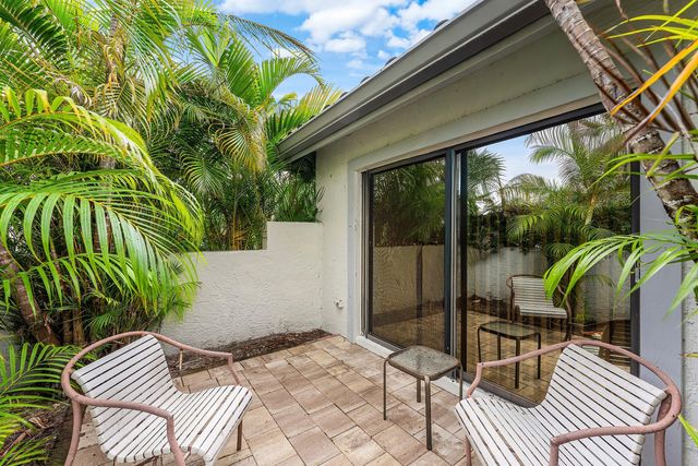 46 Woods Lane, Boynton Beach, FL 33436