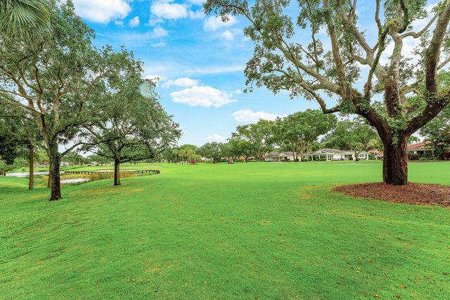 46 Woods Lane, Boynton Beach, FL 33436