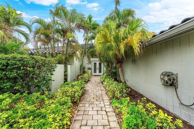 46 Woods Lane, Boynton Beach, FL 33436