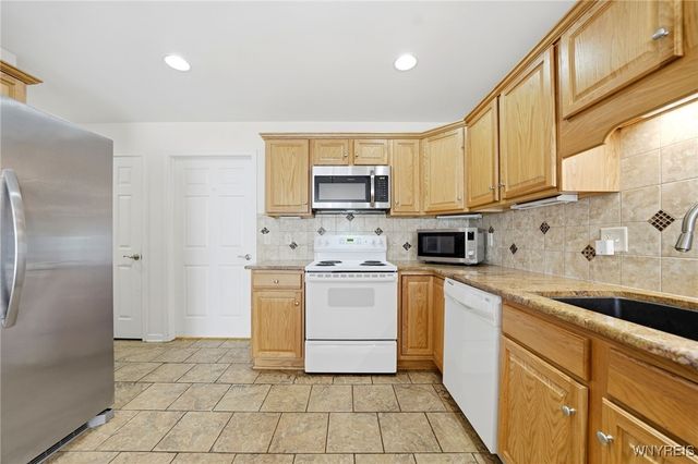 74 Moon Walk, Tonawanda, NY 14150