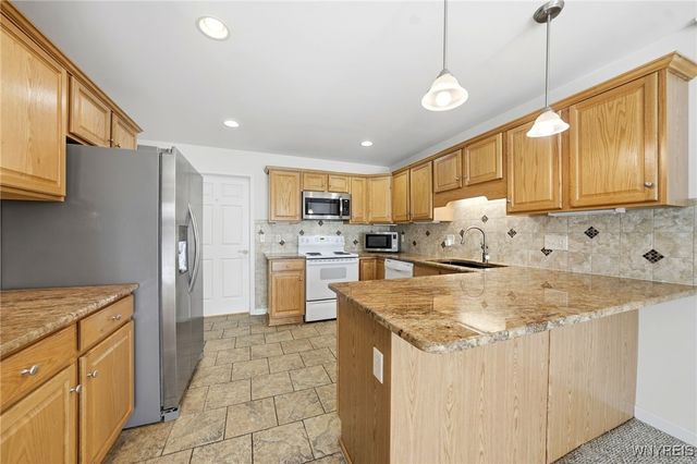 74 Moon Walk, Tonawanda, NY 14150