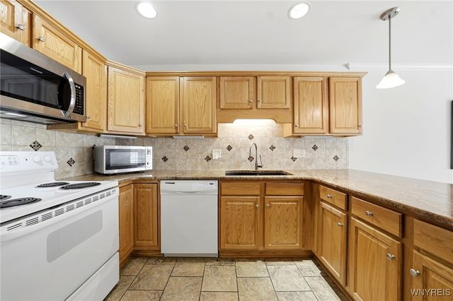 74 Moon Walk, Tonawanda, NY 14150