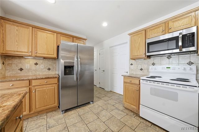 74 Moon Walk, Tonawanda, NY 14150