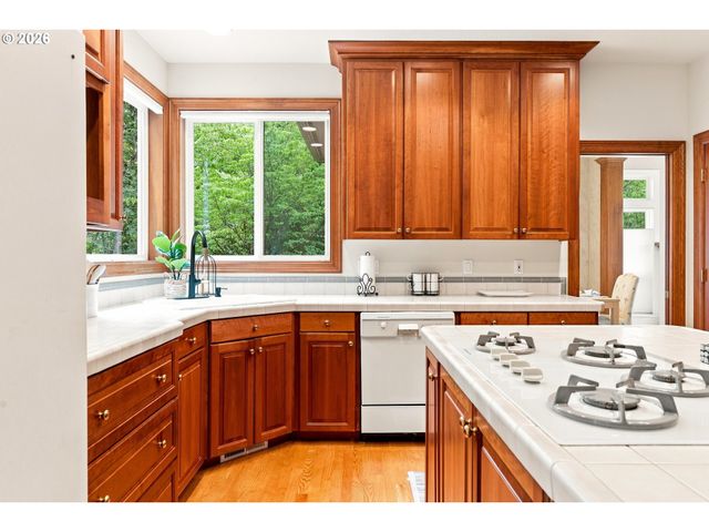 65 Se AVONDALE Ct, Gresham, OR 97080