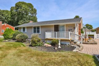 6 Robinhood Rd, Wareham, MA 02571