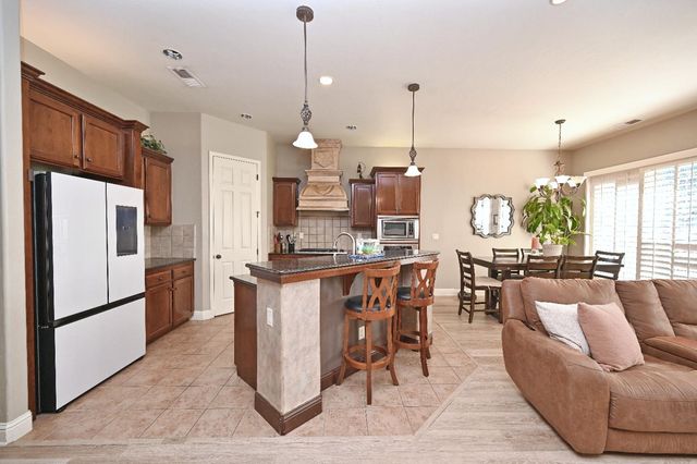 6933 W Portals Avenue, Fresno, CA 93723