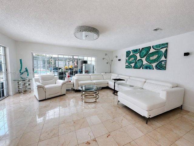 17324 NW 63rd Avenue, Hialeah, FL 33015