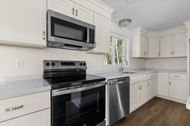 29 Bumblebee Dr, Plymouth, MA 02360