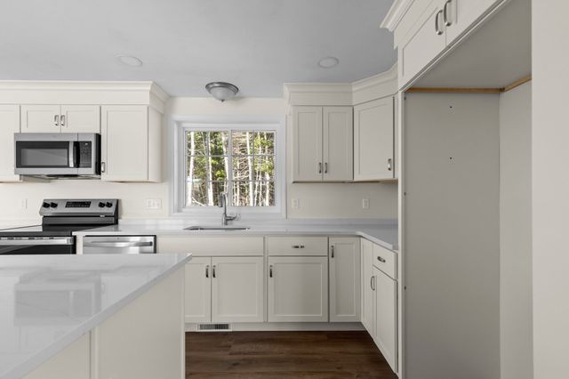 29 Bumblebee Dr, Plymouth, MA 02360