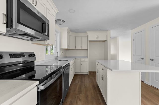 29 Bumblebee Dr, Plymouth, MA 02360