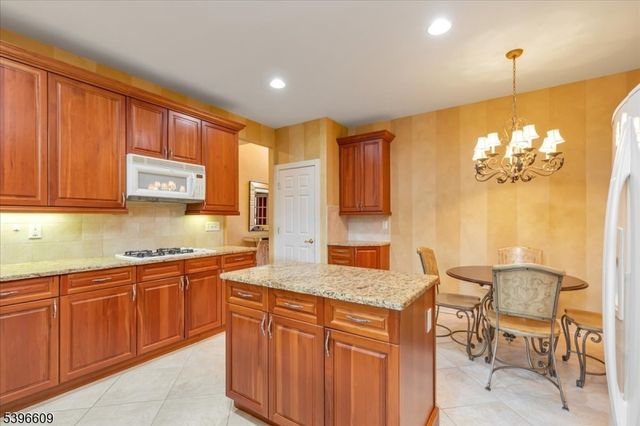 4 Ayers Ct, Metuchen Boro, NJ 08840