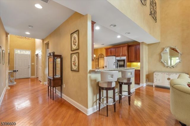 4 Ayers Ct, Metuchen Boro, NJ 08840