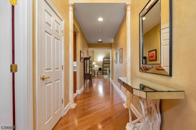 4 Ayers Ct, Metuchen Boro, NJ 08840