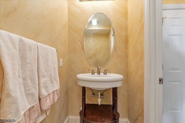 4 Ayers Ct, Metuchen Boro, NJ 08840