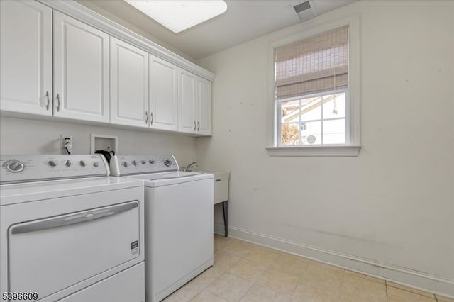 4 Ayers Ct, Metuchen Boro, NJ 08840