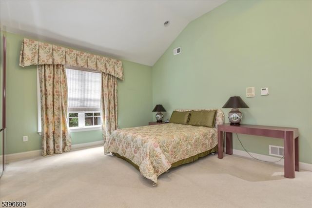 4 Ayers Ct, Metuchen Boro, NJ 08840