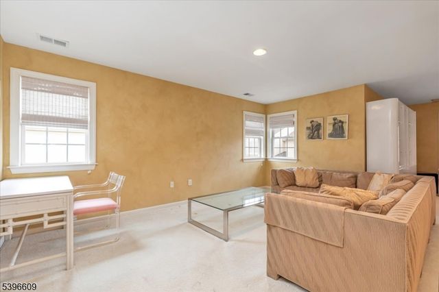 4 Ayers Ct, Metuchen Boro, NJ 08840