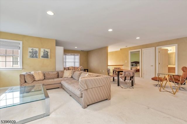 4 Ayers Ct, Metuchen Boro, NJ 08840