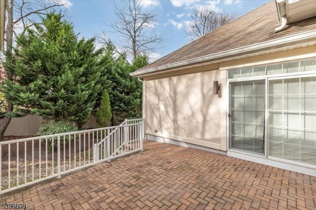 4 Ayers Ct, Metuchen Boro, NJ 08840