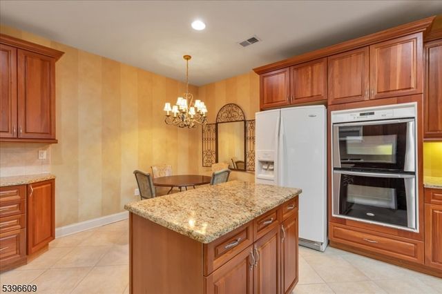 4 Ayers Ct, Metuchen Boro, NJ 08840