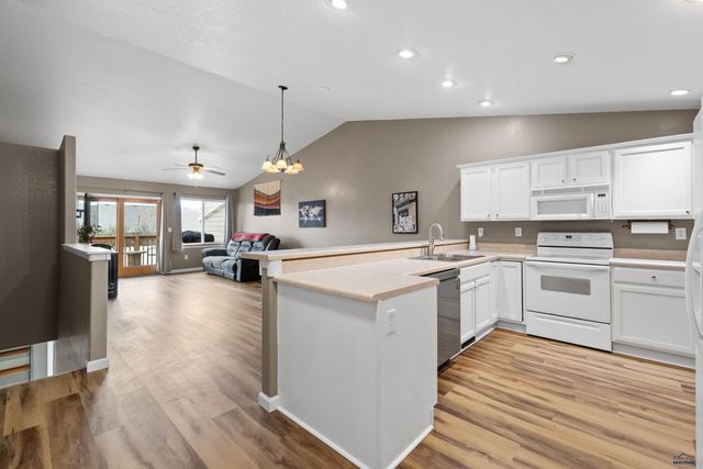6818 CAMBRIDGE CT, Summerset, SD 57718